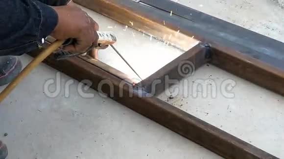 工人正在焊接钢材视频的预览图