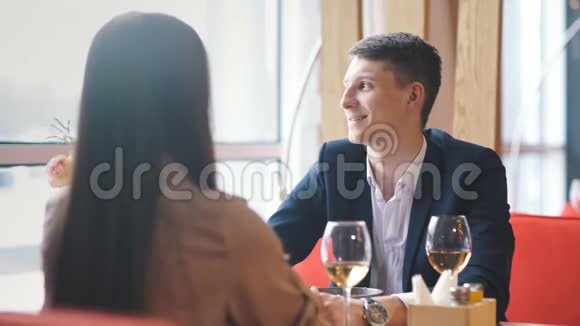 情侣们餐厅用浪漫晚餐庆祝情人节视频的预览图