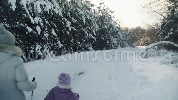 妈妈和女儿在冬天在郊区散步视频的预览图