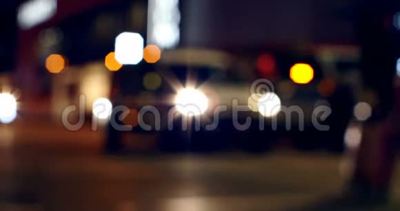夜间4k街上交通信号灯的彩色汽车灯视频的预览图