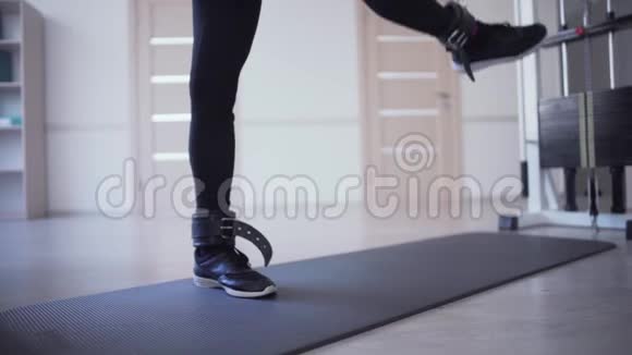 在健身房锻炼身体的女性腿健康的生活方式视频的预览图