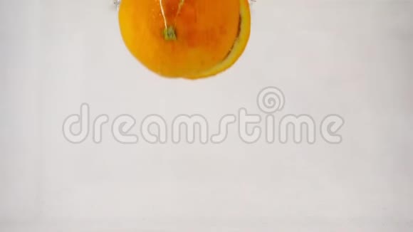 橘子切下来很快就会泡在水里慢动作特写视频的预览图