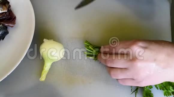切洋葱和在厨房用具的背景上倒入胡椒视频的预览图