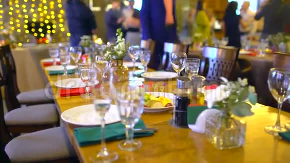 为婚礼晚餐装饰的桌子为会议或聚会准备的优雅宴会桌为视频的预览图