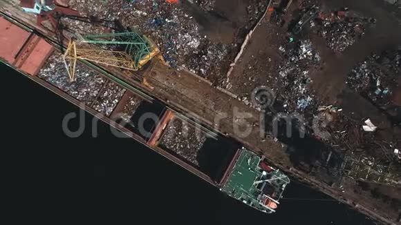 河流上的工业区废料场煤厂港口视频的预览图