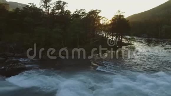 挪威胡达伦河谷的鸟瞰河流夏日时光日落视频的预览图