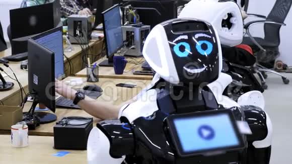 生产机器人的工厂工程师检查机器人在实验室里创造新的机器人配置视频的预览图