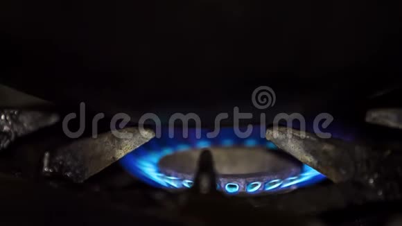 在煎锅下面燃烧炉子上的煤气视频的预览图