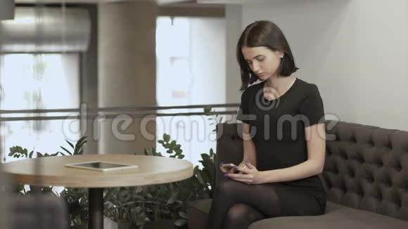 两个年轻女孩在讨论看智能手机的事情视频的预览图