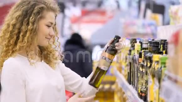 在商店里购物年轻女子在集市上挑选食物视频的预览图