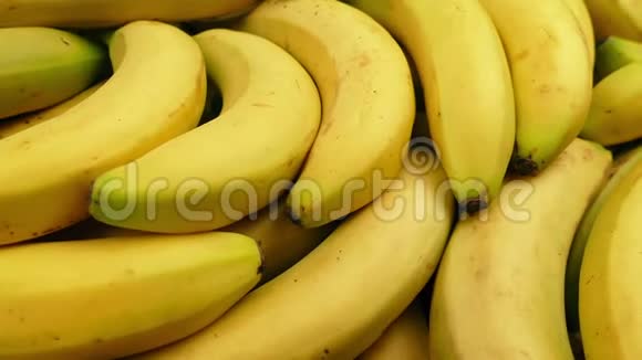穿过成熟的黄色香蕉视频的预览图