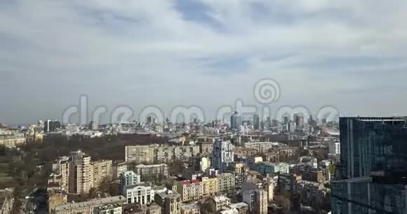 基辅一个春天城市的摩天大楼细节和城市景观反射式上升镜头视频的预览图