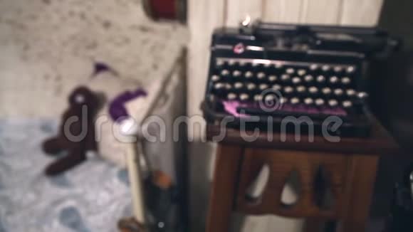 旧房间里的旧打字机复古的内饰老式的视频的预览图