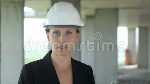 建筑工地上的女工人在对着镜头说话视频的预览图