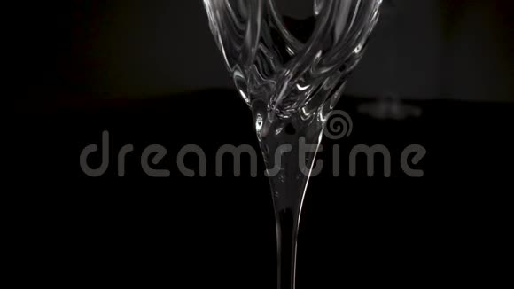慢动作的酒倒进杯子里摄像机打开视频的预览图