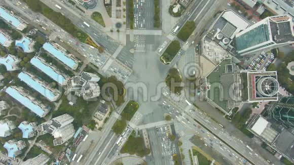 中国上海复杂道路交叉空中垂直自上而下视图视频的预览图