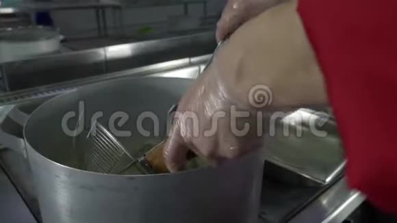 饺子是在沸水锅里煮的用勺子把热饺子从锅里拉出来视频的预览图