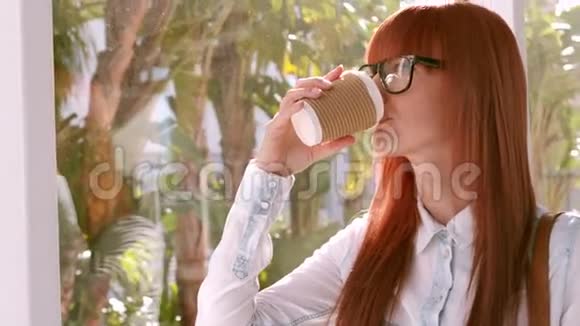 女商人喝咖啡去视频的预览图