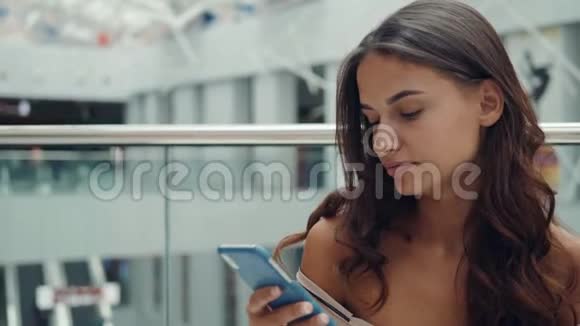 微笑女性使用智能手机语音识别的肖像带行李的白种人青年女孩视频的预览图