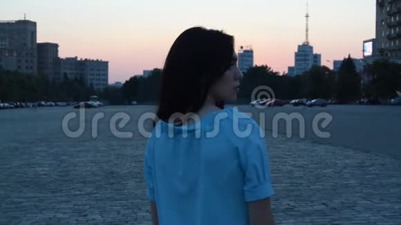 孤独的黑发女郎走在空荡荡的夜晚城市视频的预览图