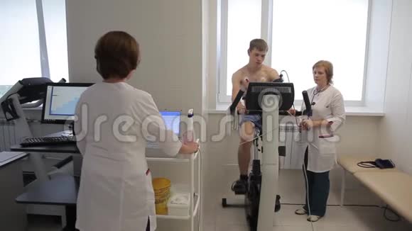 一组医生用健身车进行心电图研究视频的预览图