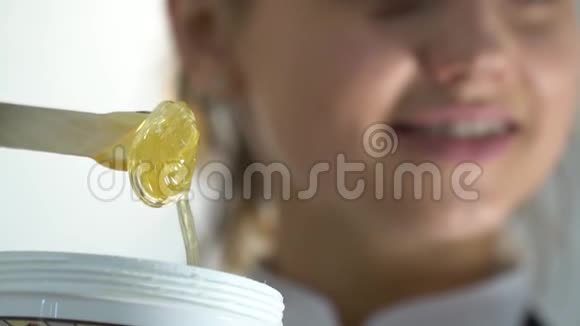 黑发女人笑了笑从罐子里拿出一个糖团吓了一跳重新聚焦慢动作视频的预览图