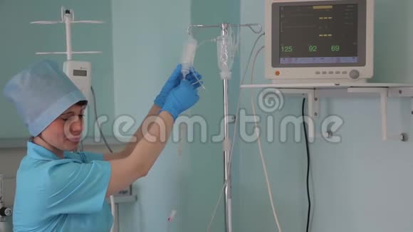 美丽的女护士为病人更换点滴视频的预览图