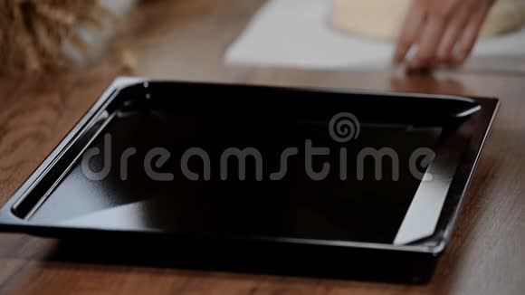 生面团面包烤盘上桌把生面包放在烤盘上视频的预览图