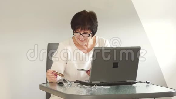 一个中年妇女整理她的账目远程银行网上银行视频的预览图