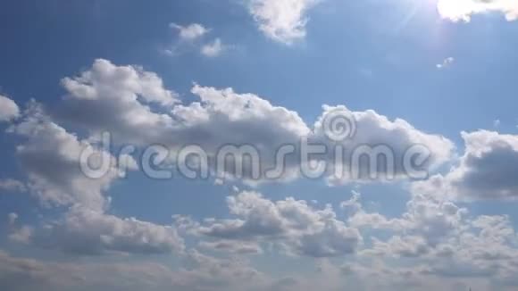 白云在蓝天上移动太阳透过漩涡照耀美丽的自然背景天气概念时间点视频的预览图