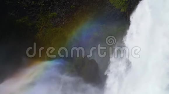瀑布中的彩虹视频的预览图