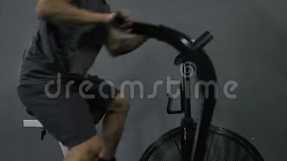 年轻健康的晒太阳的人在锻炼自行车视频的预览图
