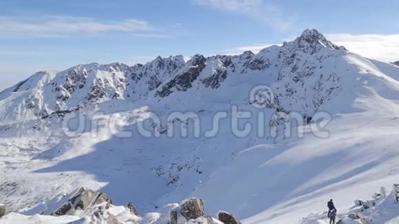 美丽的冬季空中飞行飞越山视频的预览图