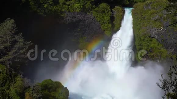 瀑布中的彩虹视频的预览图