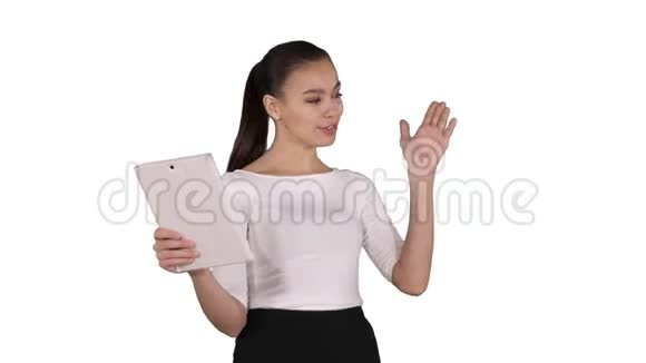 快乐的女人通过视频聊天在平板电脑上的白色背景视频的预览图