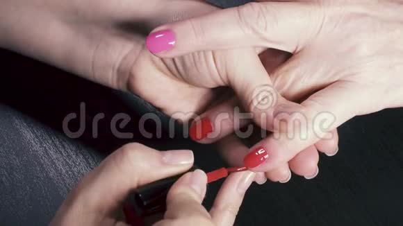 红粉色指甲视频的预览图