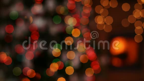 壁炉前的圣诞礼物和模糊的灯光相机放大视频的预览图