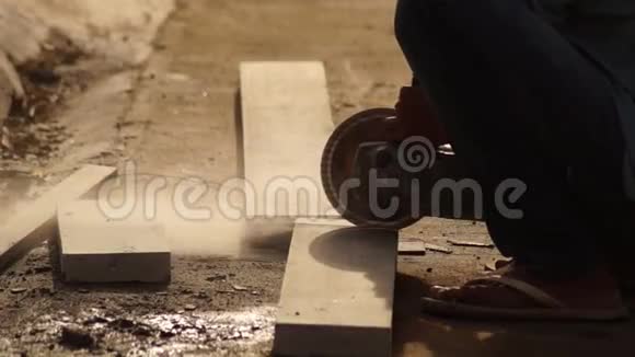 工人用角圆磨床切割房屋建筑混凝土块视频的预览图