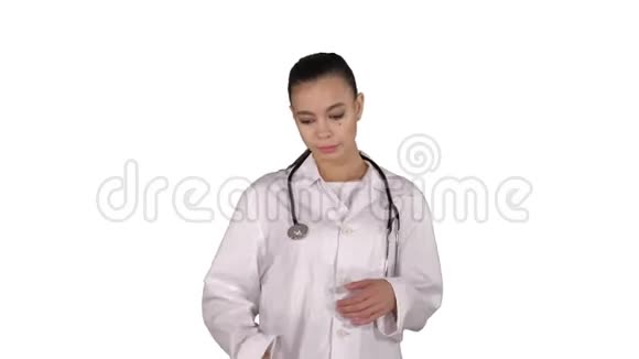 带听诊器的医生把医用帽子或帽子戴在白色背景上视频的预览图
