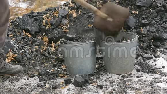 留胡子的人在冬天在俄罗斯村庄里装煤铲视频的预览图