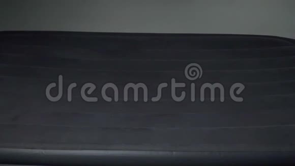 金发男人躺在充气床垫上视频的预览图