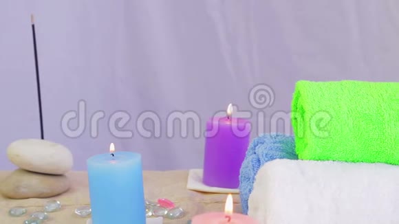 有蜡烛毛巾和石头的水疗沙龙用于治疗视频的预览图