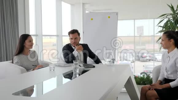 人事管理老板与秘书在会议室举行面试商务会议视频的预览图