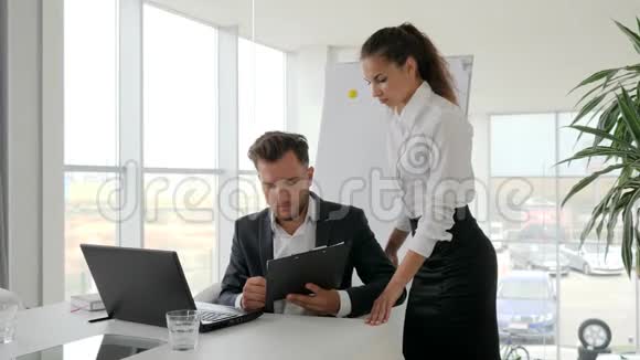 办公室职员在工作中年轻的老板在商务中心签署文件行政人员提供文件视频的预览图