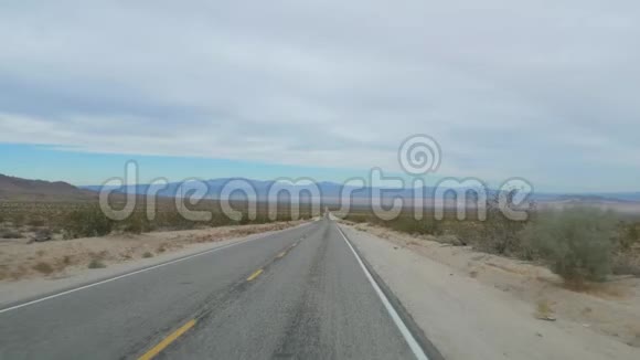 沙漠谷空道上的驾驶射击慢动作4K视频的预览图