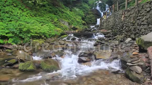 热带雨林全景瀑布和瀑布在塞穆克查姆佩视频的预览图