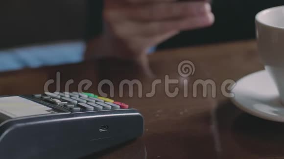 使用卡终端和电话的非接触式付款视频的预览图
