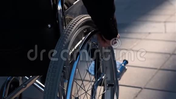 商务中心附近一名坐轮椅的男子的后视图侧重点是手视频的预览图