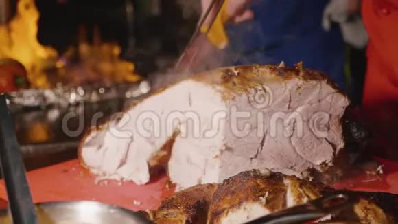 切烤肉作节日餐桌厨师蒸烤肉视频的预览图