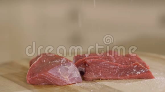用慢动作腌制红肉视频的预览图